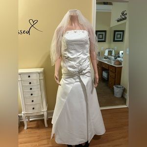 Never worn, mermaid fit wedding dress.